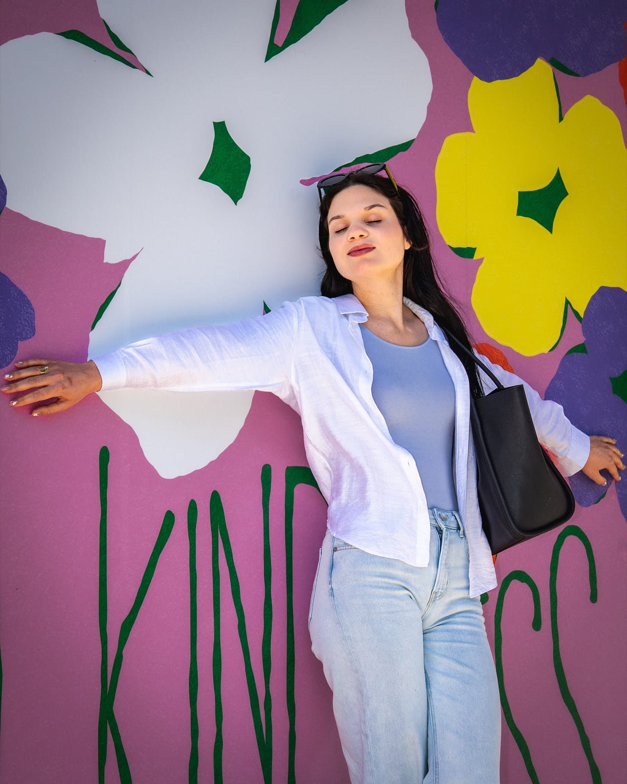 Lifestyle frente a mural en Austin