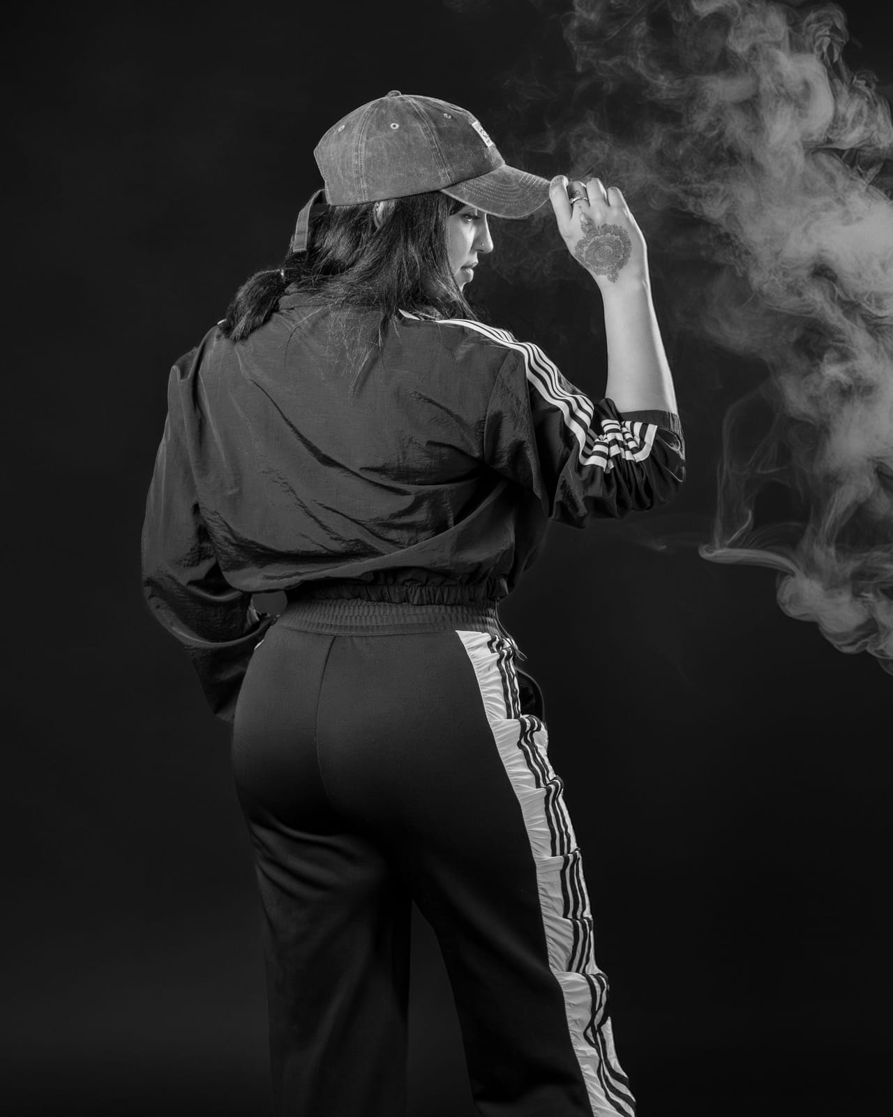 Retrato editorial blanco y negro con humo