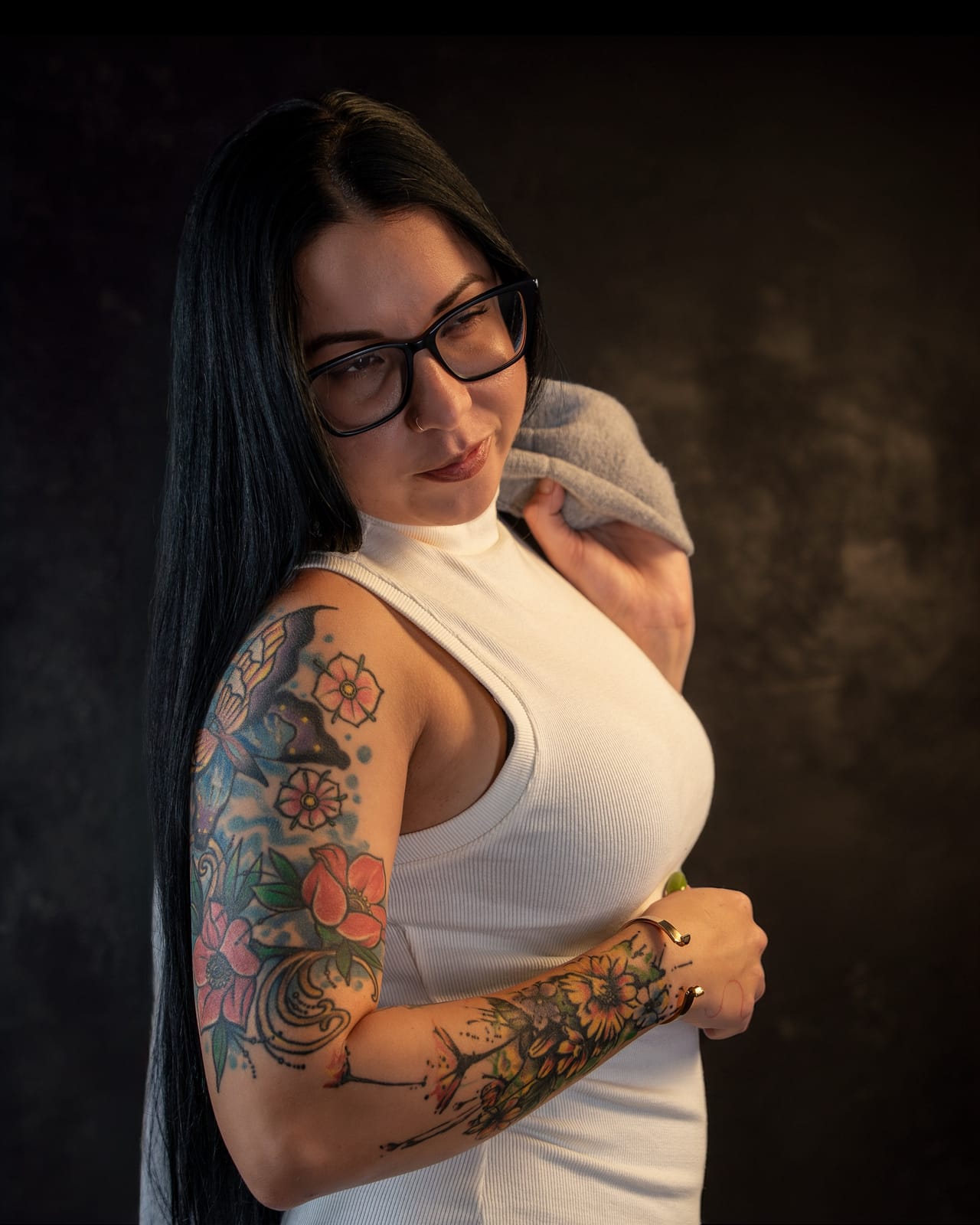 Retrato editorial con tatuajes